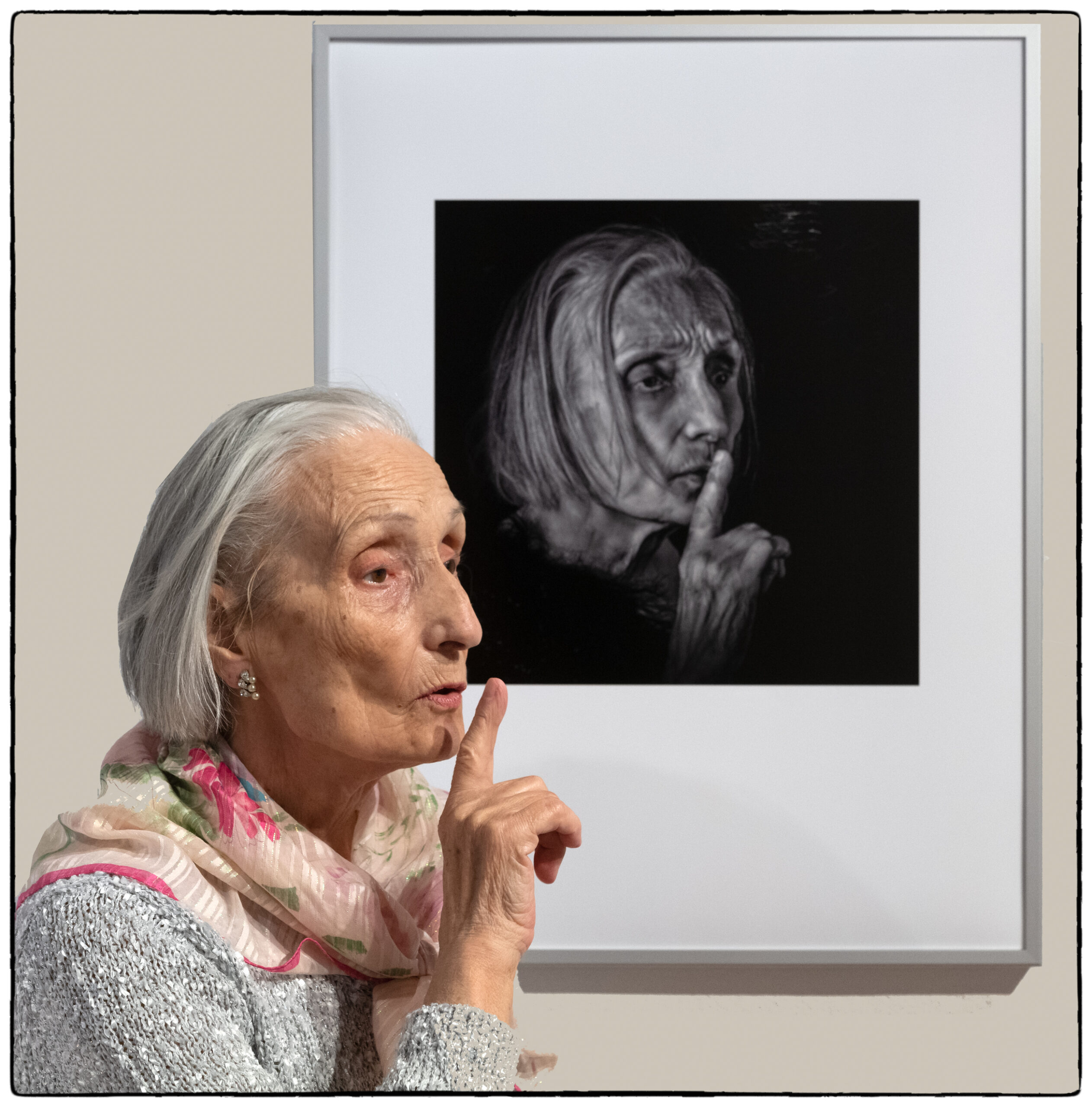Ingrid Wüstner vor ihrem eigenen Portrait