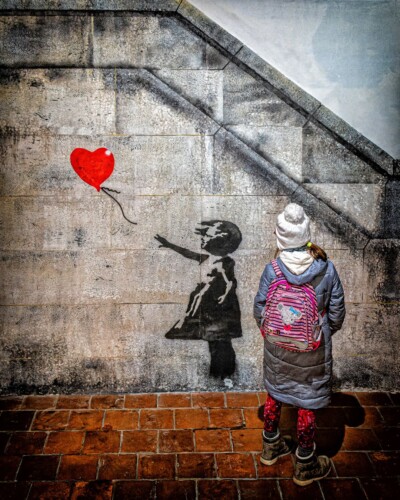 Mädchen mit Ballon - Dr. Alfons Wolf